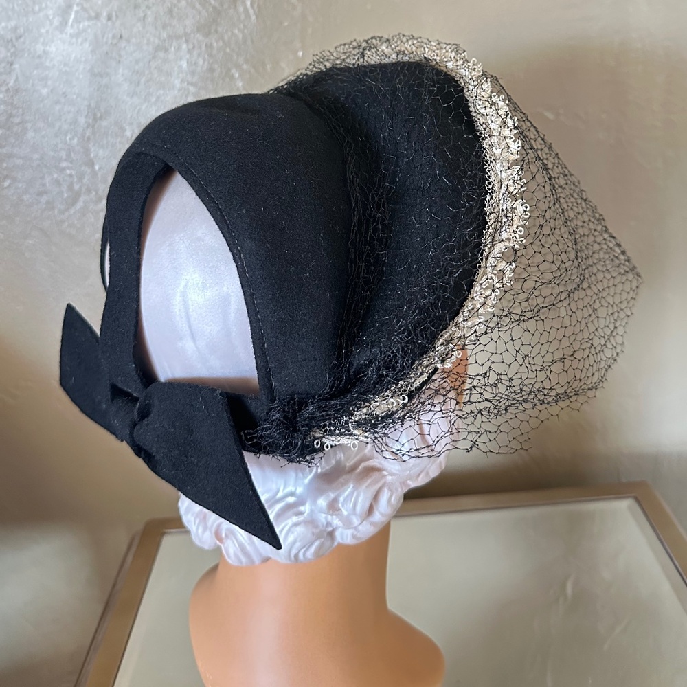 CLASSY 1940s' BLACK FELT HAT + OPEN CROWN AT BACK, LARGE BOW, WHITE TRIM & VEIL - Picture 6 of 13